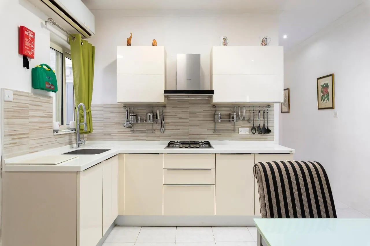 Modern, 2Bd Maisonette With Spacious Yard - Stylish & Close To Seafront Gzira 0*,  Malta