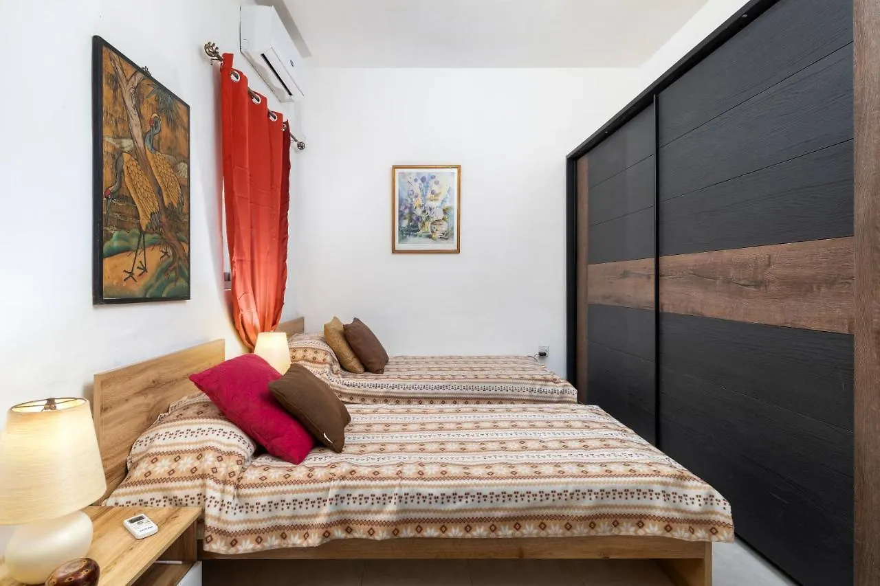 Modern, 2Bd Maisonette With Spacious Yard - Stylish & Close To Seafront Gzira 0*,  Malta