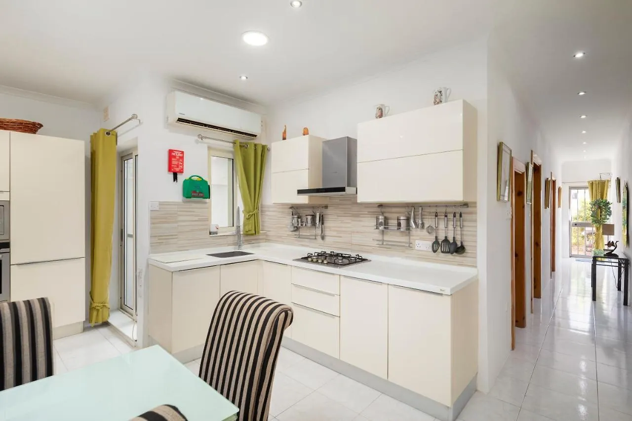 Modern, 2Bd Maisonette With Spacious Yard - Stylish & Close To Seafront Gzira Apartment